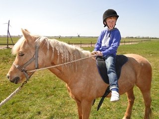 Pony rijden bij de Dapperstal op maandag 21 oktober in Sint Maartensbrug