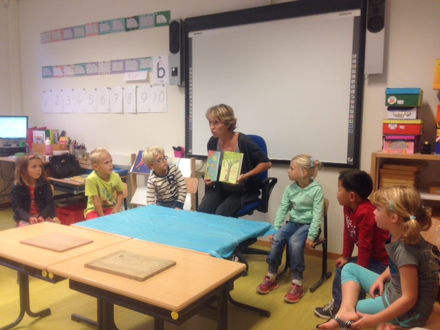 Schrijfster Marieke Smithuis op school