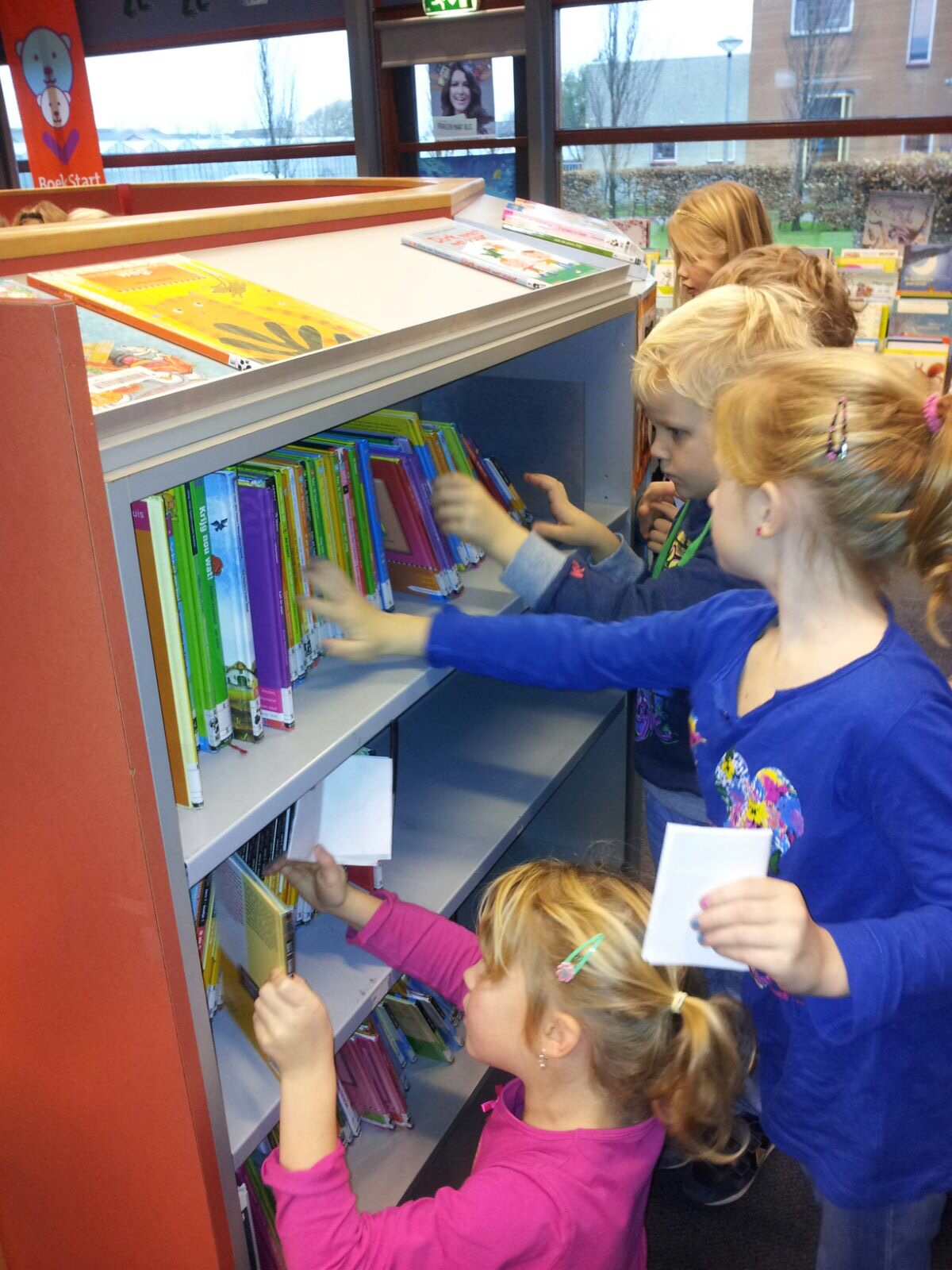 groepen 3 op bezoek in de bibliotheek