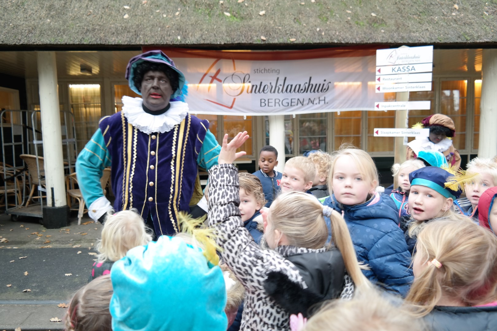 groepen 3 op bezoek bij het Sinterklaashuis in Schoorl