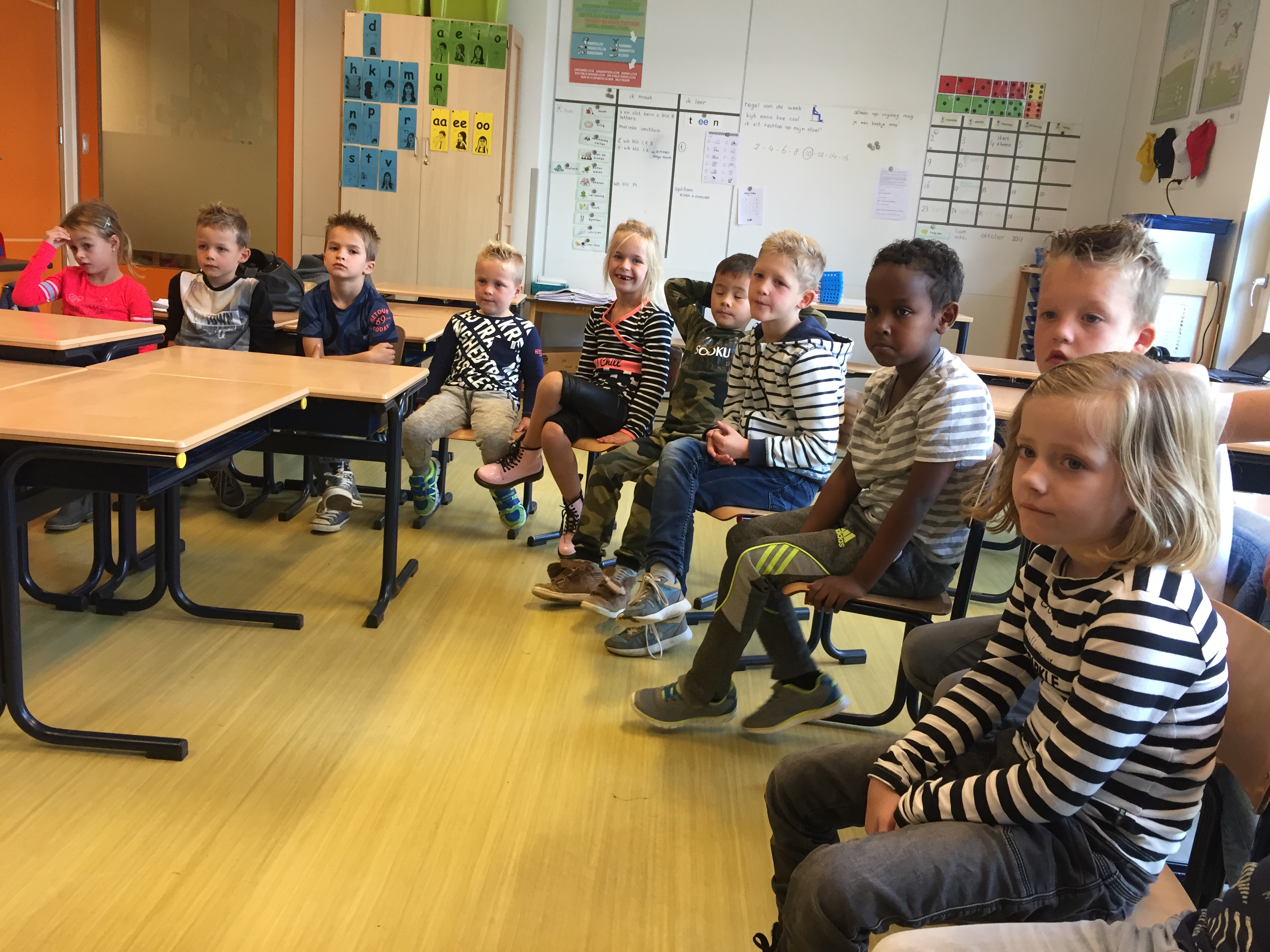 schrijfster Marieke Smithuis op bezoek in de groepen 3 tot en met 5