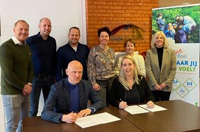 foto ondertekenen contract Blosse - K. Dekker