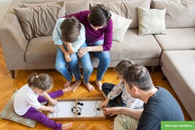 gezin speelt een spelletje Stockfoto